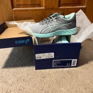 New in box ASICS fuzeX Lyte 2 size 7.5 Women’s sneakers